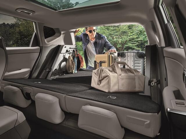 KIA Seltos 1.6 GDi DCT6 Hybrid X-line Launch Edition | Harman Kardon premium sound | Panoramisch schuif/-kanteldak | Dodehoekcamera | LED-koplampen | Auto flush deurgrepen | Elektrisch bedienbare achterklep |