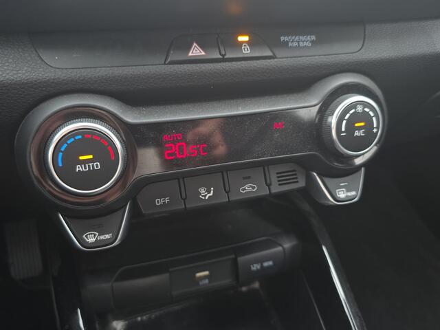 KIA Stonic 1.0 T-GDi MHEV DynamicPlusLine Automaat Automaat | Camera | LMV | Cruise | Navi | LED | Stoel- en Stuurverwarming | Privacy Glass | Apple Carplay & Android Auto |