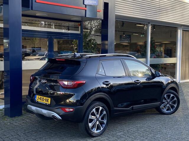 KIA Stonic 1.0 T-GDi Sports Edition / NL-Auto / 1e-Eigenaar / Cruise-Control / Apple-Carplay & Android-Auto / Navi / DAB Radio-Bluetooth / PDC & Camera-Achter / 17'' LMV / All-Season / ENZ.