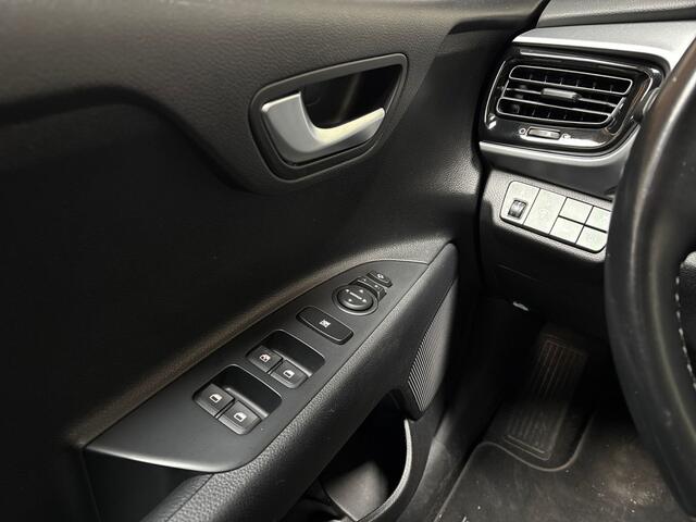 KIA Stonic 1.0 T-GDi Dynamic Sport (APPLE CARPLAY, GROOT NAVI, KEYLESS, CLIMATE, GETINT GLAS, SPORTSTOELEN, PARKEERSENSOREN, LM VELGEN, ELEK PAKKET, NIEUWSTAAT)