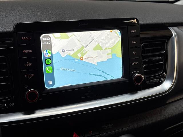 KIA Stonic 1.0 T-GDi Dynamic Sport (APPLE CARPLAY, GROOT NAVI, KEYLESS, CLIMATE, GETINT GLAS, SPORTSTOELEN, PARKEERSENSOREN, LM VELGEN, ELEK PAKKET, NIEUWSTAAT)