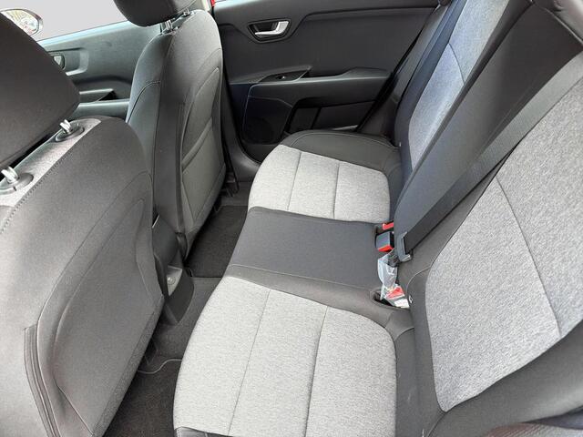 KIA Stonic 1.0 T-GDi MHEV DynamicLine | Stoel en stuurwielverwarming | Parkeersensoren voor- en achterzijde | Airco | Navigatiesysteem |
