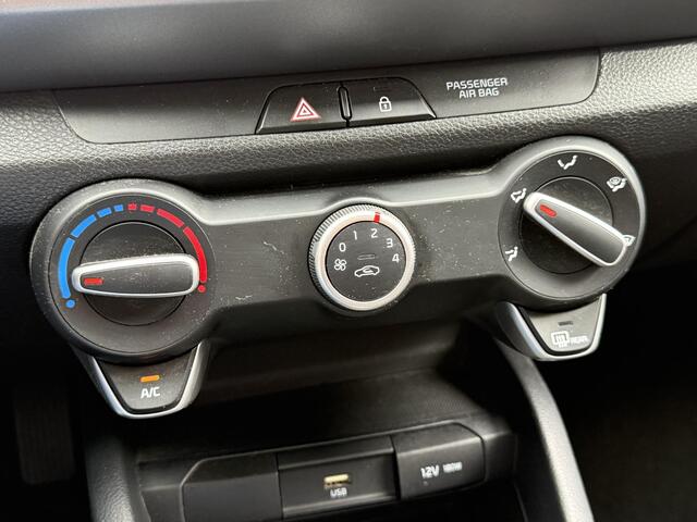 KIA Stonic 1.0 T-GDi MHEV ComfortLine / Trekhaak / Camera / Navigatie / Bluetooth / Sensoren Achter / Origineel Nederlands - NAP / DAB