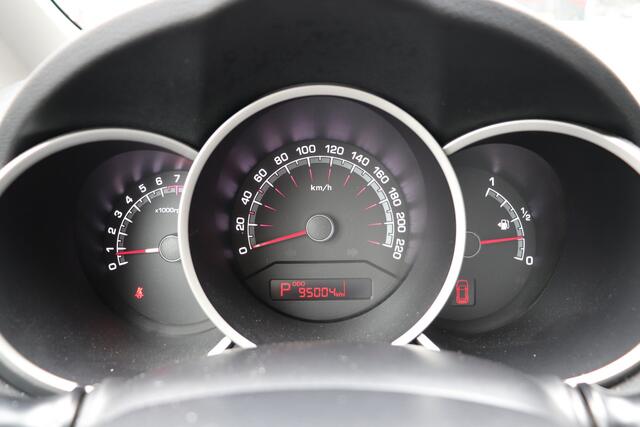 KIA VENGA 1.6 CVVT ExecutiveLine Automaat. Panoramadak, navigatie, dealeronderhouden!