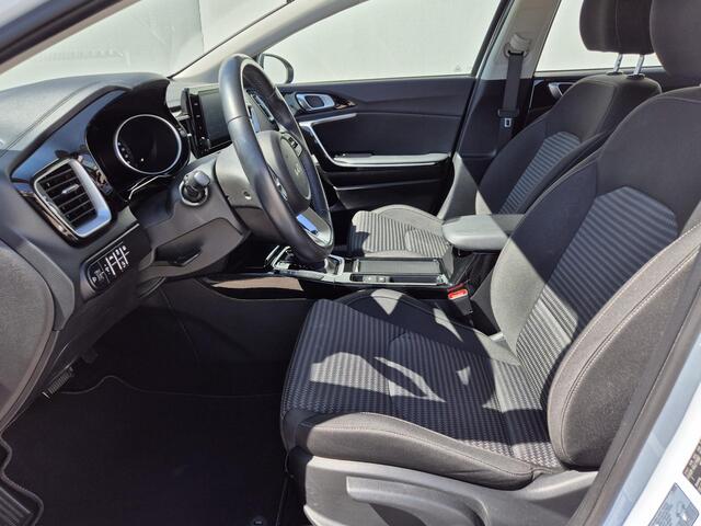 KIA Xceed 1.6 GDi PHEV Plug-in DynamicLine Facelift Automaat / 7 jaar Fabrieksgarantie / Stuur- en stoelverwarming / Achteruitrijcamera / Navigatie via Apple Carplay of Android Auto / Adaptief cruise control / Trekgewicht 1300 kg / Keyless Entry/Start /