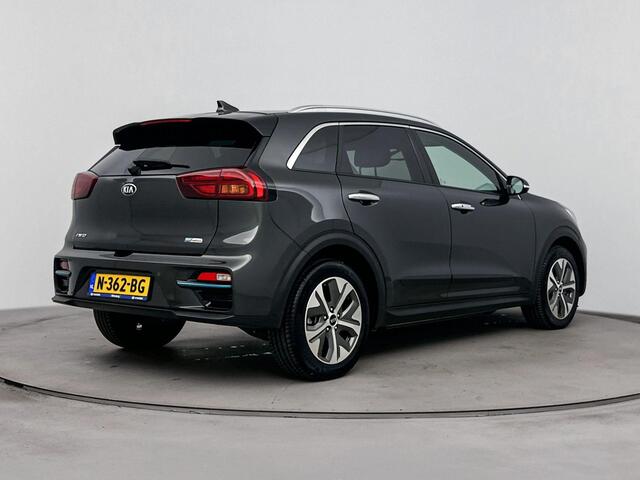 KIA e-Niro DynamicPlusLine 64 kWh | Parkeer sensoren voor + achter | Warmtepomp |Achteruit rij camera | Apple carplay & Android auto | Schuifkantel dak | Drive lane assist | Adaptive cruise control | Stoelverwarming + stuur | Half leder bekleding