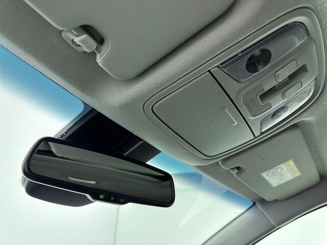 KIA e-Niro DynamicPlusLine 64 kWh | Parkeer sensoren voor + achter | Warmtepomp |Achteruit rij camera | Apple carplay & Android auto | Schuifkantel dak | Drive lane assist | Adaptive cruise control | Stoelverwarming + stuur | Half leder bekleding