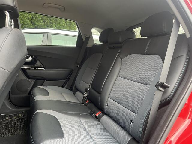 KIA e-Niro Dynamic Line 64 kWh | 450 km actieradius | Stuur-/& Stoelverwarming | Parkeersensoren |