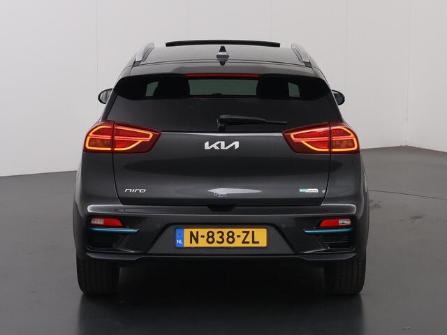 KIA e-Niro ExecutiveLine 64 kWh | SOH 96% | Schuif/Kanteldak | Lederen Interieur | Ele,verstelbare stoelen | Apple CarPlay/Android Auto | Camera | DAB | Stoelverwarming/Koeling | Stuurverwarming | Adaptieve Cruise Control |