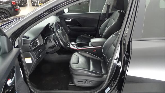 KIA e-Niro ExecutiveLine 64 kWh Leder privacyglas, keyless entry, stoelverw en vent, climat contr, JBL installatie, elec verstelbare stoel met geheugen, line ass, Trc, stuurverw, add cruise contr, inhaaldet