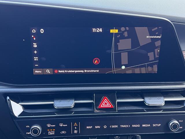 KIA e-Niro EV DynamicPlusLine 64.8 kWh / Fabrieksgarantie van 7 jaar mogelijk < 150.000km / Accu SoH 100% / Schuifdak / Leder / HUD / CCS snel laden / Elektr. klep / Camera / Stuur- en stoelverwarming / Navigatie / Apple Carplay Android / 17" LM wielen /