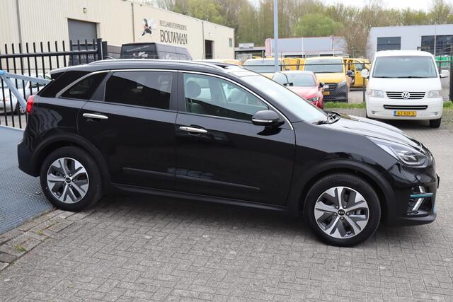 KIA e-Niro DynamicPlusLine 39 kWh Panoramadak/Stoelverwarming/stuurverwarming/Lane assist/Apple carplay/Achteruitrijcamera/DAB radio/Cruise control/Navigatie