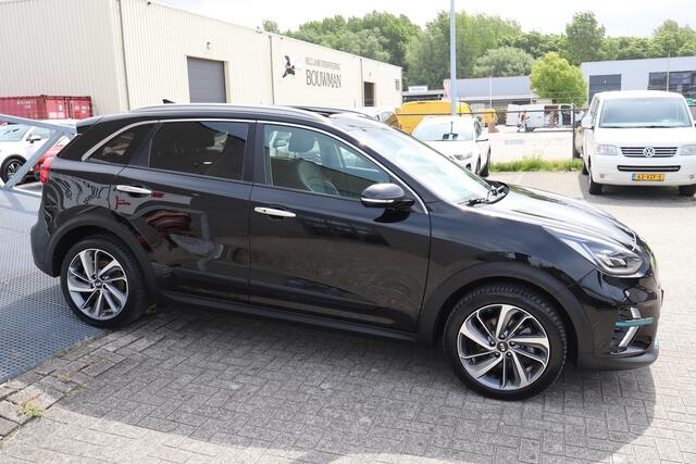 KIA e-Niro DynamicPlusLine 64 kWh Dealeronderhouden! Achteruitrijcamera/Apple carplay/Adaptieve cruise control/Lane assist/Stoelverwarming/Stuurverwarming/DAB/Navigatie 2E PINKSTERDAG GEOPEND VAN 12:00 TOT 17:00 (ROTTERDAM&HELLEVOETSLUIS)