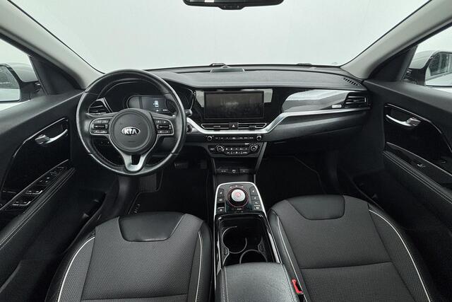 KIA e-Niro DYNAMICPLUSLINE 64 kWh (100% SOH) I V/D EERSTE EIGENAAR I 3-FASE LADEN I SCHUIF/KANTELDAK I P-CAMERA