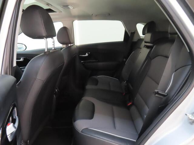 KIA e-Niro DYNAMICPLUSLINE 64 kWh (100% SOH) I V/D EERSTE EIGENAAR I 3-FASE LADEN I SCHUIF/KANTELDAK I P-CAMERA