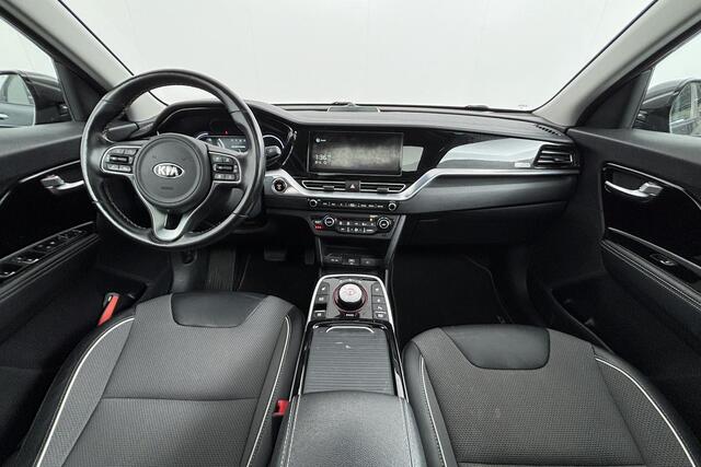 KIA e-Niro DYNAMICPLUSLINE 64 KWH (100% SOH) I V/D EERSTE EIGENAAR I 3-FASE LADEN I SCHUIF/KANTELDAK I P-CAMERA