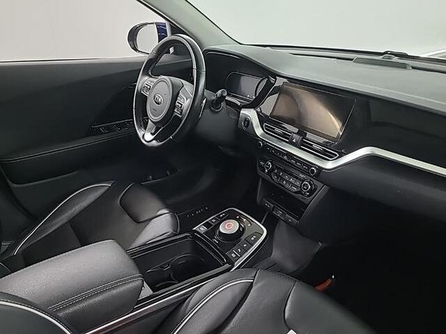 KIA e-Niro EXECUTIVELINE 64 KWH (100% SOH) I DEALER ONDERHOUDEN I 3-FASE LADEN I SCHUIF/KANTELDAK I ALL-IN PRIJS