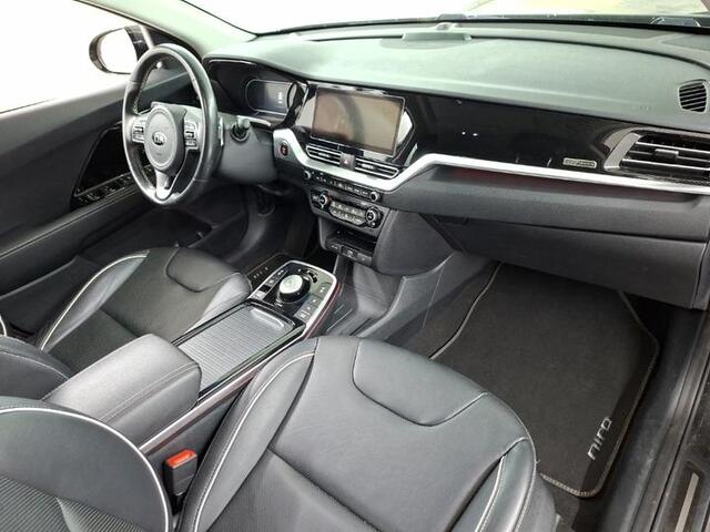KIA e-Niro EXECUTIVELINE 64 KWH (100% SOH) I DEALER ONDERHOUDEN I 3-FASE LADEN I SCHUIF/KANTELDAK I ALL-IN PRIJS