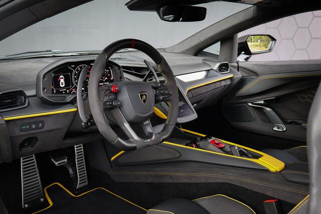 Lamborghini Revuelto | LIFT | CARBON IN & EXTERIEUR | PASSENGER DISPLAY | ADAPTIVE CRUISE | APPLE CARPLAY | SONUS FABER SOUND | PARKING PACK | HEADLAMPS PACKAGE | AMBIENT LIGHT | CUP HOLDERS |