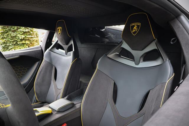 Lamborghini Revuelto | LIFT | CARBON IN & EXTERIEUR | PASSENGER DISPLAY | ADAPTIVE CRUISE | APPLE CARPLAY | SONUS FABER SOUND | PARKING PACK | HEADLAMPS PACKAGE | AMBIENT LIGHT | CUP HOLDERS |