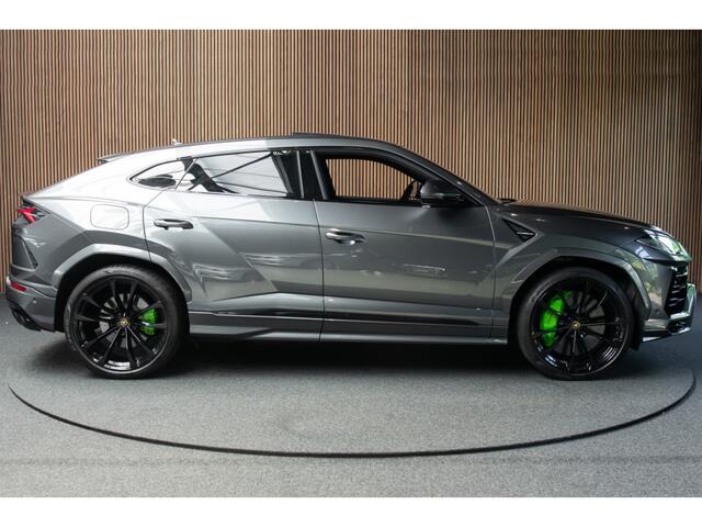 Lamborghini Urus 4.0 V8 HUD Panodak Leer ACC Ceramic Akrapovic Keyless 360 Camera B&O Massage Alcantara hemel Elektr. achterklep Elektr. verstelbare stoelen met memory Afneemb. trekhaak Softclose Achterasbesturing Elektr. verstelbare stuurwiel Navi Stoelverwarming voor &