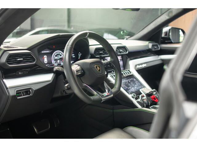 Lamborghini Urus 4.0 V8 HUD Panodak Leer ACC Ceramic Akrapovic Keyless 360 Camera B&O Massage Alcantara hemel Elektr. achterklep Elektr. verstelbare stoelen met memory Afneemb. trekhaak Softclose Achterasbesturing Elektr. verstelbare stuurwiel Navi Stoelverwarming voor &