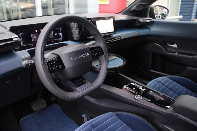 Lancia YPSILON EDIZIONE CASSINA LIMITATA 156PK 51 kWh | WARMTEPOMP! | 3-FASE! | DRAADLOOS APPLE CARPLAY/ANDROID AUTO | DRAADLOOS TELEFOONLADER | CAMERA VOOR + ACHTER | KEYLESS ENTRY/START | DODEHOEK DETECTIE | ELEKTRISCH BEDIENBARE BESTUUDERSSTOEL MET MASSAGE FUNCTIE | 