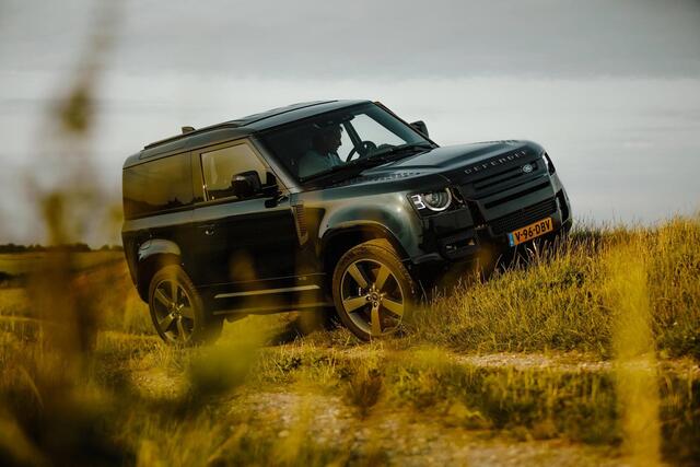 Land Rover DEFENDER 5.0 P525 90 V8 in British Racing Green!
