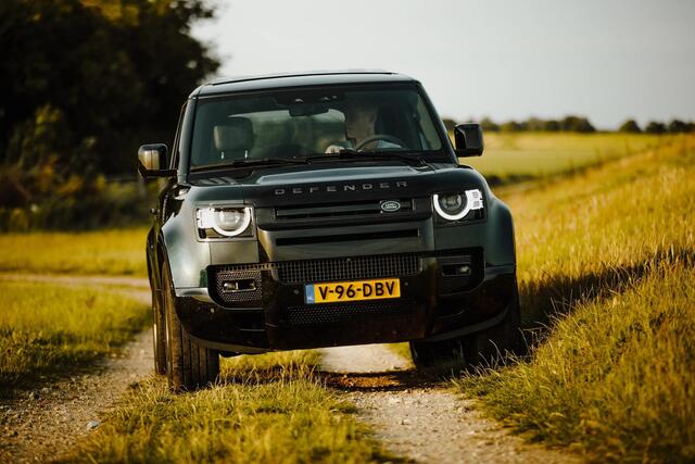 Land Rover DEFENDER 5.0 P525 90 V8 in British Racing Green!
