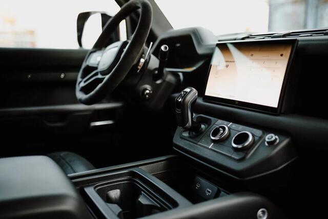 Land Rover DEFENDER 5.0 P525 90 V8 in British Racing Green!