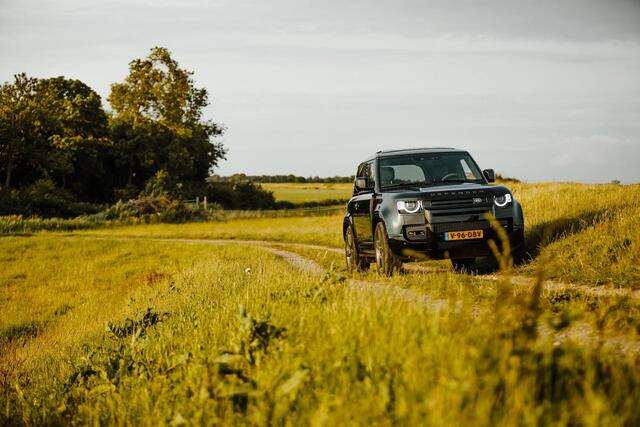 Land Rover DEFENDER 5.0 P525 90 V8 in British Racing Green!