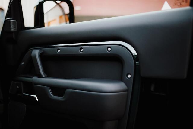 Land Rover DEFENDER 5.0 P525 90 V8 in British Racing Green!