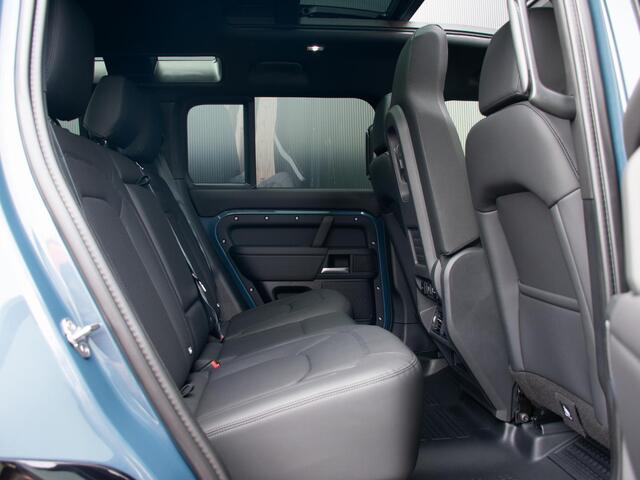 Land Rover DEFENDER 110 2.0 P300e 110 X-Dynamic l 6 Persoons l Schuif- /kantel Pano l Adapt. Cruise l Black Pack l 360 Camera