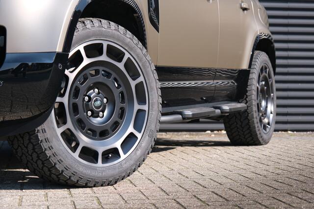 Land Rover DEFENDER 110 2.0 P300e 110 X-Dynamic SE / 22 inch Octa velgen / Matt Frozen Bronze wrap / Sidesteps zwart / Spoiler /