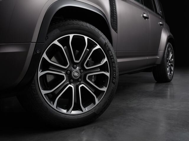 Land Rover DEFENDER 110 4.4 P635 Octa | NP ¤ 291.546,- | 635PK | MATT PPF | Caraway