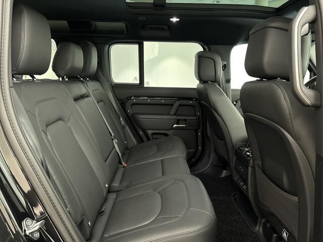 Land Rover DEFENDER 110 2.0 P300e 110 HSE Dynamic Edition | PANORAMADAK | ELEK TREKHAAK | 22 INCH GLOSS BLACK Santorini/Ebony