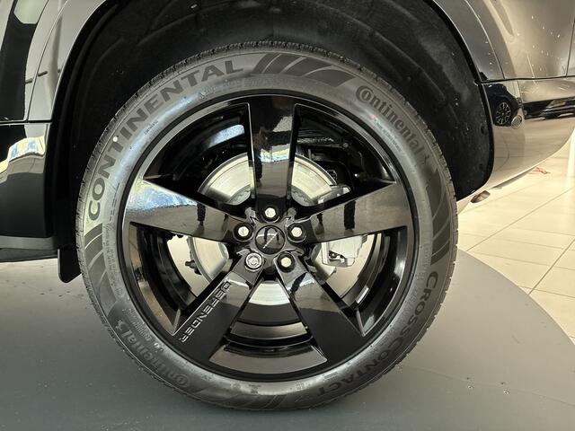 Land Rover DEFENDER 110 2.0 P300e 110 HSE Dynamic Edition | PANORAMADAK | ELEK TREKHAAK | 22 INCH GLOSS BLACK Santorini/Ebony