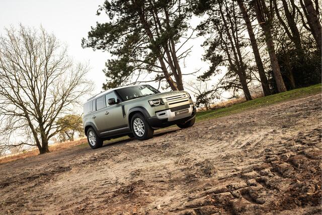 Land Rover DEFENDER 110 2.0 P300e Garantie t/m 2030 Unieke kleuren combinatie