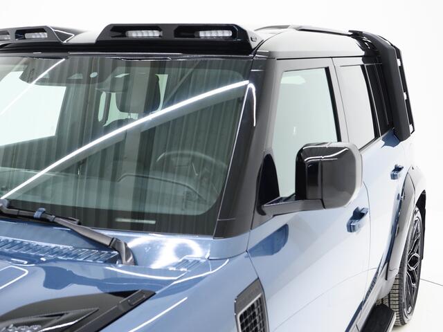 Land Rover DEFENDER 110 2.0 P400e 110 Urban WideTrack Look | Panoramadak | Explorer Pack | Sidesteps | Lightbar | Trekhaak | Meridian | Carplay