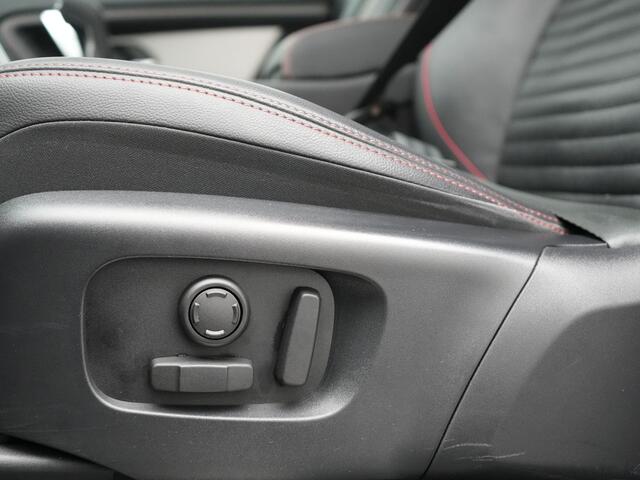 Land Rover DISCOVERY SPORT P300e Dynamic SE Plug In Hybrid 300pk Dealer O.H. PHEV | Adaptive Cruise | Meridian Sound | Camera | Lederen Sportstoelen Memory & Verwarmd | Apple Carplay | Keyless | Blis | Stuur Verwarmd | Navigatie | DAB | 20"L.M |