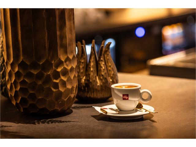 Land Rover RANGE ROVER 3.0 P440e | ACC | 360 Cam | E.Treeplanken | E.Trekhaak 2500kg | 2 Jaar garantie | Stuurverwarming | Leather Package | Massage & Koeling 4x | Pano | Lane & Side Assist | Achterasbesturing | 22" | Head-Up | Lane & Side Assist | Homelink | Black Pack | Appl