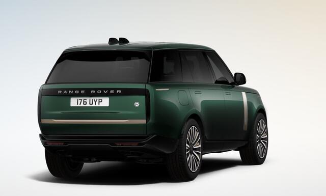 Land Rover RANGE ROVER 3.0 P460e LWB SV PHEV | British Racing Green in Gloss Finish | Hot Stone massagefunctie, Executive Class Comfort-Plus Seating | SV Serenity interieur |
