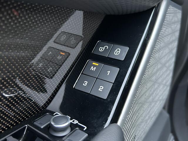 Land Rover Velar Range Rover P250 250pk AWD R-Dynamic Carbon Edition | Head-up Display | Trekhaak tot 2.400kg | Geklimatiseerde voorstoelen | Panoramadak |