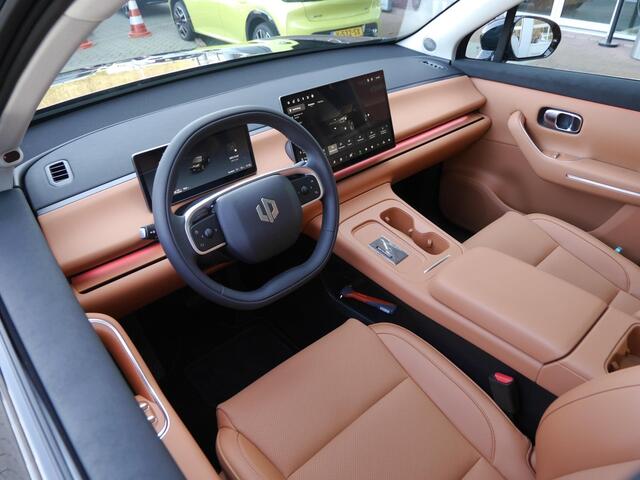 Leapmotor C10 REEV Design 28.4 kWh | Demo | Gecombineerde actieradius WLTP 974km | 1500 kg Trekgewicht | Diverse kleuren leverbaar | Full options | Stuurverwarming | Stoelverwarming en koeling | Elektrisch verstelbare voorstoelen | Navigatie | Keyless entry & start | 2