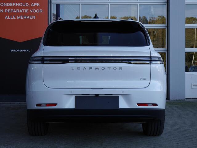 Leapmotor C10 REEV Design 28.4 kWh | 1500 trekgewicht | Nieuw uit voorraad Leverbaar | Panoramadak | Camera | 20 inch | Elektrische achterklep
