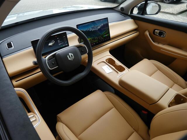 Leapmotor C10 Design Pro 69.9 kWh | Panoramdak | 20inch | elektrisch bedienbare achterklep | Snel leverbaar | Camera v+a | Zeer veel ruimte!