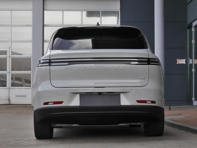 Leapmotor C10 Design ProMax AWD 81.9 kWh | 598 PK | 0-100 in 4 seconden | Wltp 437 km | 1500kg trekgewicht | Uit voorraad leverbaar | Stoel en stuurverwarming | Stoel ventilatie | Panorama dak | 20 inch lichtmetalen velgen | 360 graden camera