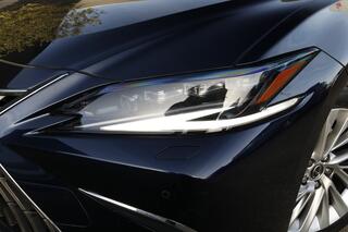 lexus-es-300h-president-line--mark