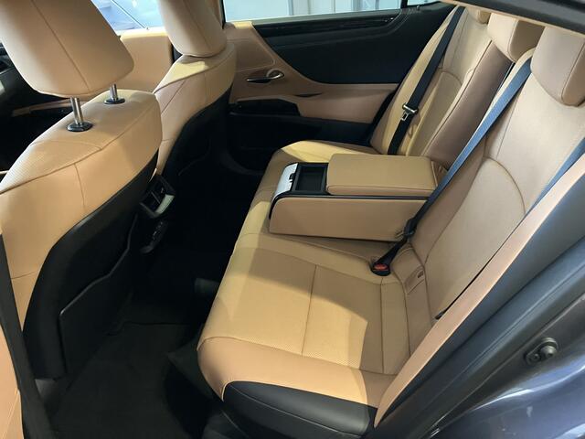 Lexus Es 300h 35th Edition | UIT VOORRAAD LEVERBAAR IN DE KLEUREN SONIC GREY EN GRAPHITE BLACK METALLIC |