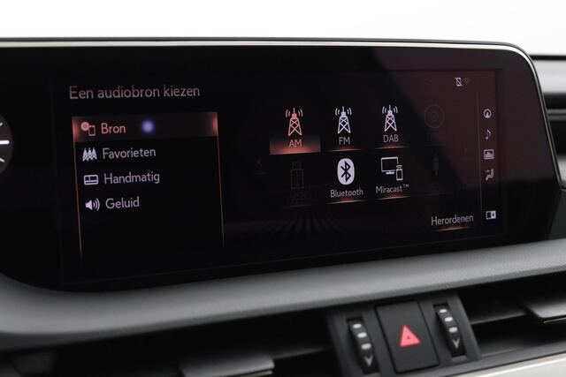 Lexus Es 300h Preference Line | Schuif-/kanteldak | Lederen bekleding | 18 Inch Lichtmetalen velgen | Blind Spot Monitor